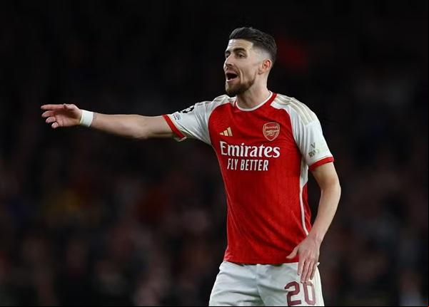 Volante Jorginho em ação pelo Arsenal (Imagem: Reuters/Matthew Childs)