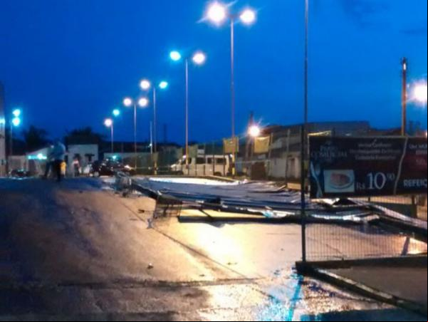 Chuva causa estragos em Floriano e deixa 4 pessoas presas em carro.(Imagem:florianonews.piauiconectado.com)