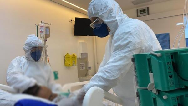 Funcionários do hospital Igesp, na Bela Vista, região central de São Paulo, atendem paciente internado com coronavírus (Covid-19).(Imagem:Divulgação/Igesp)