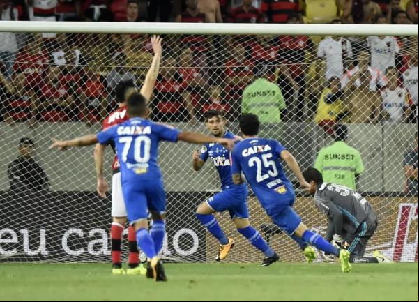 Arrascaeta comemora gol contra o Flamengo em 2017.(Imagem:André Durão / GloboEsporte.com )