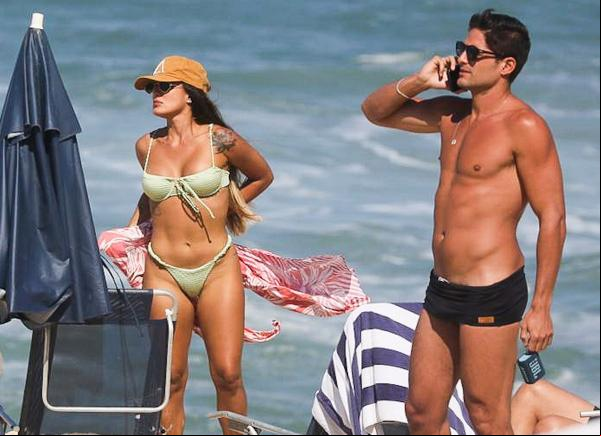 Carol Peixinho e André Martinelli curtem praia no Rio.(Imagem:Delson Santos)