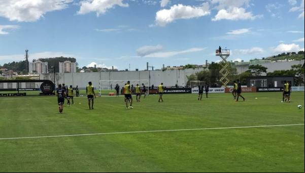 Treino do Corinthians neste sábado foi sob forte sol.(Imagem:Guilherme Pereira)