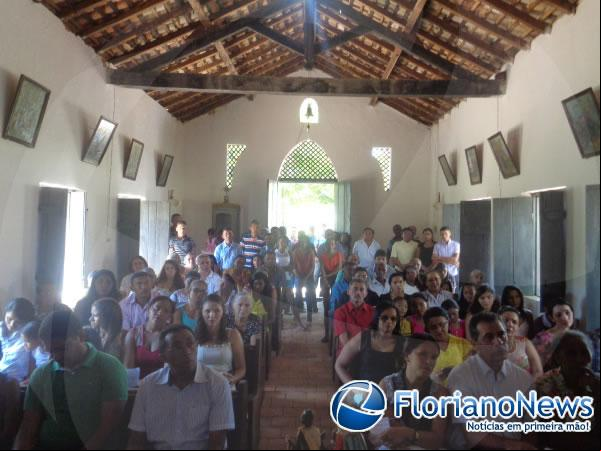 Fieis participaram do encerramento de N. Srª do Desterro na comunidade Araçás.(Imagem:FlorianoNews)