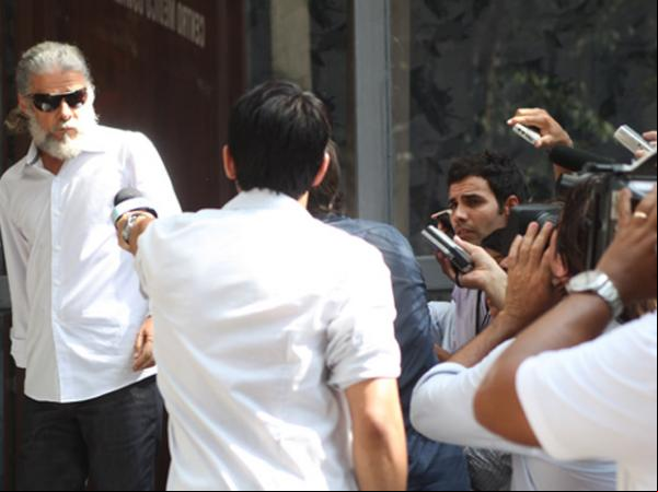 Pereirinha despista jornalistas para Danielle conseguir sair do prédio.(Imagem:Fina Estampa/TV Globo)