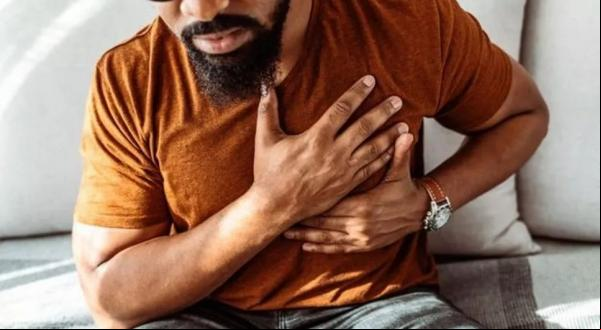  Médicos britânicos estão fazendo uma campanha para que as pessoas fiquem mais atentas aos primeiros sintomas comuns do infarto.(Imagem:Getty Images via BBC)