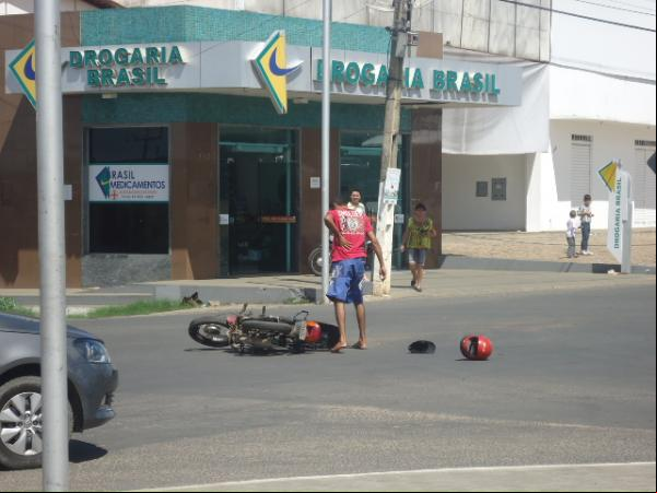 Semáforo apagado causa acidente na Avenida Dr. José Ribamar Pacheco.(Imagem:FlorianoNews)