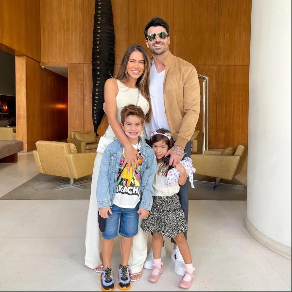 Adriana, Rodrigão e os filhos.(Imagem:Reprodução/Instagram)