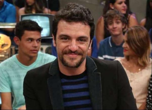 Rodrigo Lombardi sobre bumbum à mostra em Verdades Secretas: Capricha a luz.(Imagem:MSN)