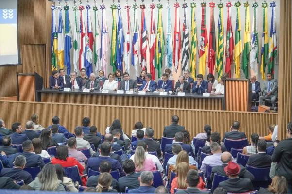 Rafael destaca importância de unir esforços para fortalecer políticas sociais em encontro com prefeitos eleitos em Brasília.(Imagem:Divulgação)