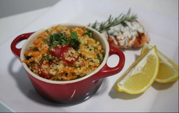 Cuscuz marroquino de legumes acompanhado de salmão grelhado, feito pela cozinheira Viviane Bianconi.(Imagem: Mariane Rossi/G1 )