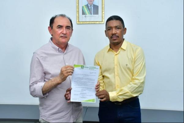 Prefeito Antônio Reis Neto, entregou a portaria Nº 03/2024 para o engenheiro civil, Lourenço Marcos Pereira da Cruz.(Imagem:Secom)