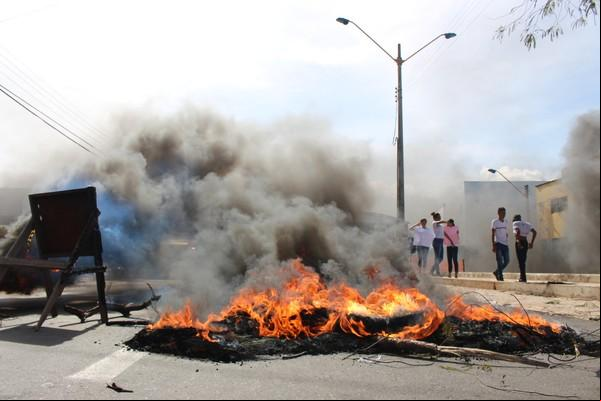 Estudantes queimaram pneus e bloquearam Avenida Miguel Rosa na Zona Sul de Teresina.(Imagem:Ellyo Teixeira)
