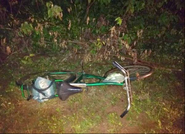 Francisco das Chagas estava em uma bicicleta quando foi perseguido por dois homens em uma moto. A bicicleta foi encontrada a cerca de 50 metros do local onde estava a vítima.(Imagem:Polícia Civil)