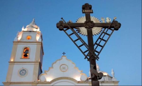 Na cruz, estão os símbolos da Paixão de Cristo.(Imagem:Pixabay/domínio público)