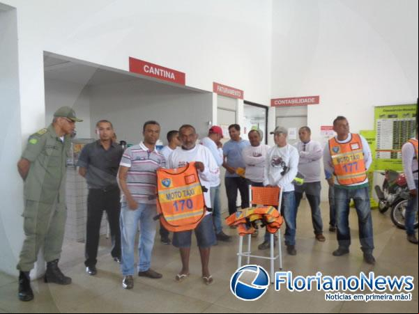 Mototaxistas florianenses recebem coletes de segurança.(Imagem:FlorianoNews)