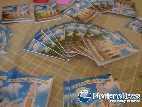Livro feito pelos alunos.(Imagem:FlorianoNews)