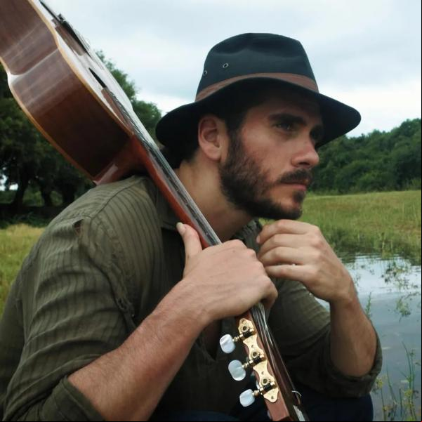 Gabriel Sater revitaliza tema instrumental de 2006 em mais um single do álbum 