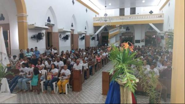 Florianenses lotam Catedral na missa de sétimo dia da Professora Paizinha.(Imagem:FlorianoNews)