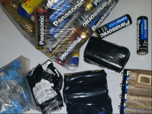 Pilhas arremessadas para dentro da penitenciária Irmão Guido.(Imagem:Divulgação/Secretaria de Justiça)