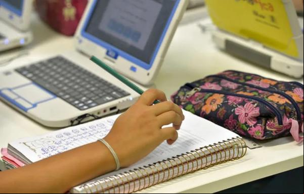 Alunos de escola,localizada em Taguatinga,realizam exercícios de matemática utilizando jogos virtuais.(Imagem:Ismália Afonso/Arquivo pessoal)