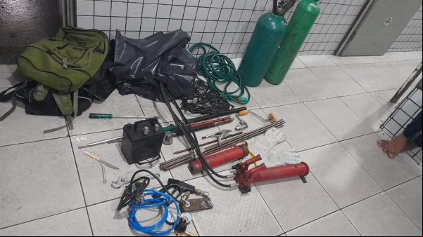 Os dois presos foram identificados como Erick Fonseca de Sousa, 30 anos, natural de Imperatriz (MA) e Yan Monteiro Costa 27 anos, natural de Belém (PA). Com eles, a polícia apreen(Imagem:Reprodução)