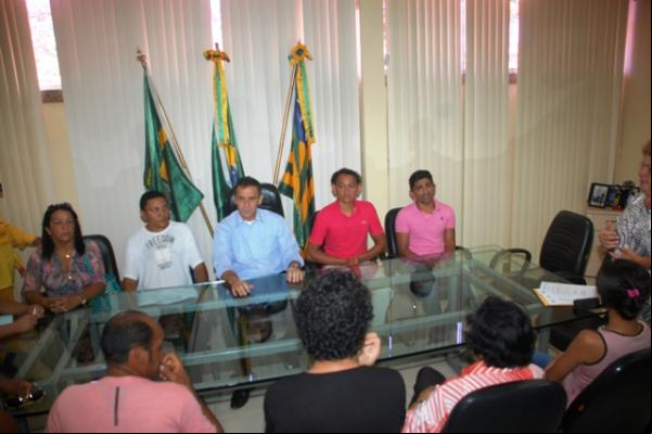 Prefeito entrega certificados aos grupos contemplados pela Lei Professor Moreira.(Imagem:Waldemir Miranda)