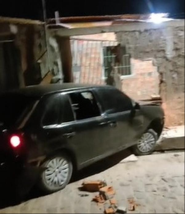 De acordo com o tenente-coronel Soares, da Polícia Militar do Piauí, a dupla estava sendo perseguida por um homem que havia acabado de ter um aparelho de som roubado pelos criminos(Imagem:Reprodução)