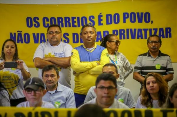 Servidores pedem ajuda a deputados para evitar a privatização dos Correios.(Imagem:Alepi)