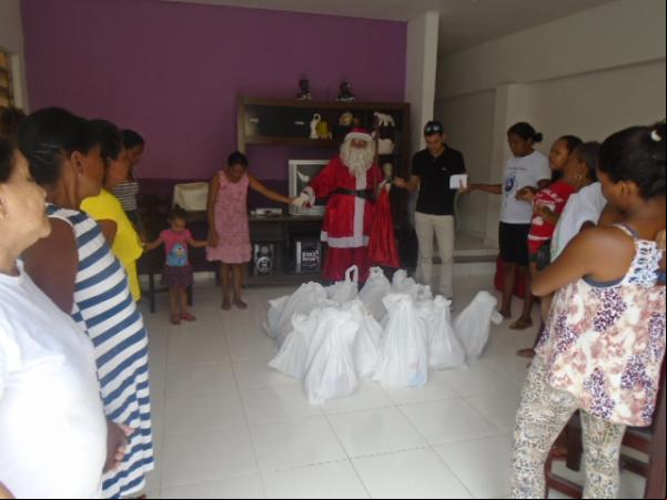 Famílias do bairro Bosque Santa Teresinha recebem cestas básicas em Floriano.(Imagem:FlorianoNews)