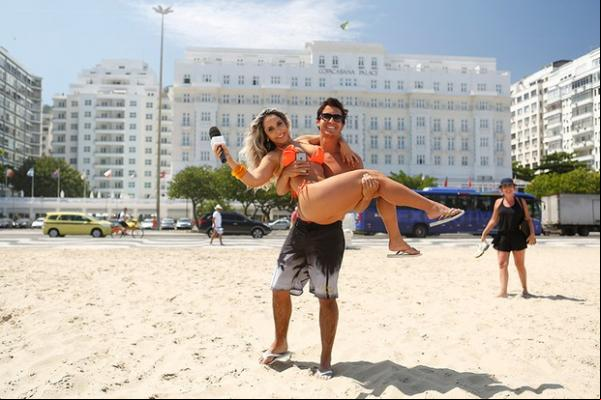 Mulher Melão é carregada no colo por Nicolas, em frente ao Copacabana Palace.(Imagem:Marcos Serra Lima/EGO)