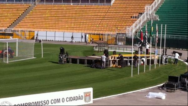 Palco da festa do campeão já começa a ser montado.(Imagem:Jose Gobzalez / Globoesporte.com)