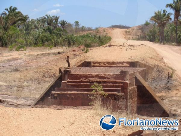 Obras de pontes que custam milhões ficaram no meio do caminho em Arraial-PI(Imagem:FlorianoNews)