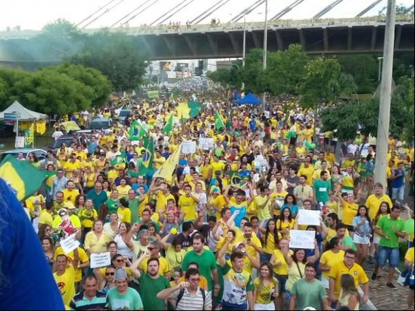 Ato contra o governo Dilma reuniu milhares de pessoas na Avenida Raul Lopes.(Imagem:Ellyo Teixeira/G1)