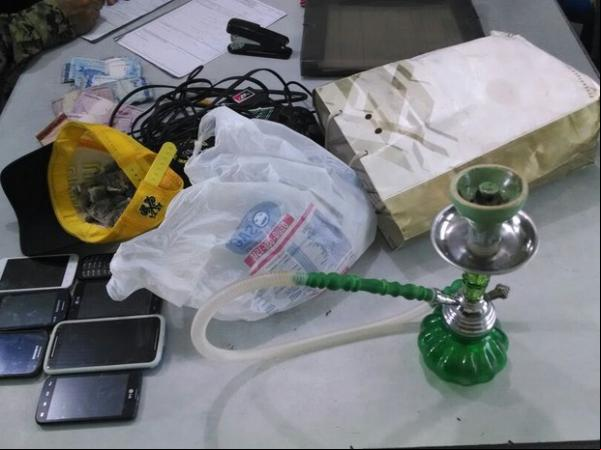 Polícia eonctrou grande quantidade de droga e um narguilé.(Imagem:Divulgação/Polícia Militar)