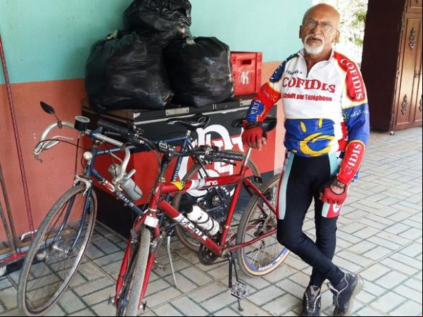 O ciclista Wanderli de Sousa com as duas bicicletas na chácara onde mora no Gama.(Imagem:Isabella Calzolari/G1)