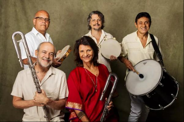 Antes, em 1994, Carlos Malta fundou o Pife Muderno, sexteto carioca que, com a morte do baterista Oscar Bolão (1954 ? 2022) em 16 de fevereiro, se tornou um quinteto integrado por(Imagem:Reprodução)