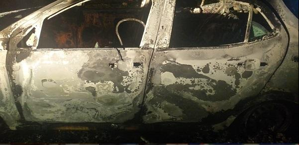 Criminosos ateiam fogo a carro depois de sequestro relâmpago; vítima estava dentro no porta-malas.(Imagem:Divulgação)