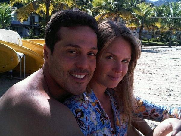 Modelo posta foto aproveitando férias ao lado do maridão e declara