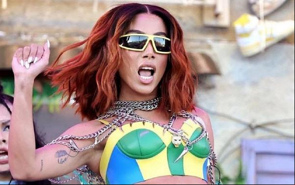 Anitta veste look verde e amarelo para representar a favela no Coachella(Imagem:Divulgação)