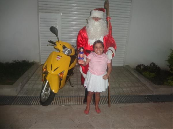 Papai Noel entrega brinquedos e cestas básicas em Floriano. (Imagem:FlorianoNews)