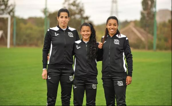 No clube ucraniano de futebol Kryvbas Women, atuam as brasileiras Gabriela Zidoi, Kedma Larissa Santos e Lidiane Oliveira.(Imagem: Arquivo Pessoal )