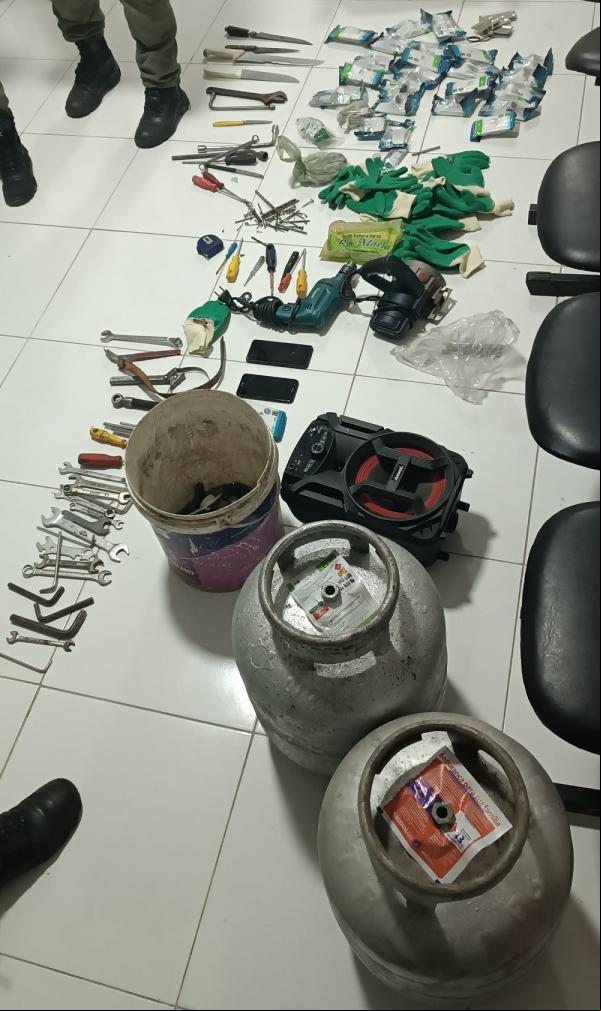 Polícia Militar recupera botijão de gás roubado e encontra diversos produtos em casa abandonada em Floriano.(Imagem:Divulgação/PM)