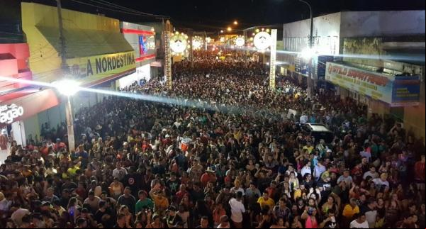 Floriano: Avinne Vinny anima multidão de foliões na terceira noite de carnaval.(Imagem:Secom)