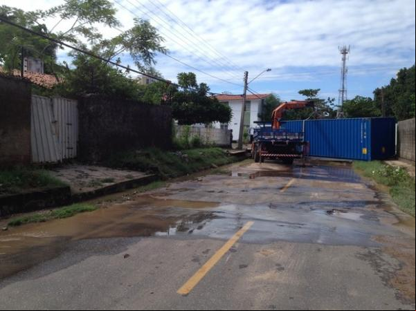 Container de quatro toneladas é arrastado pela chuva em Teresina.(Imagem:Gil Oliveira/G1)