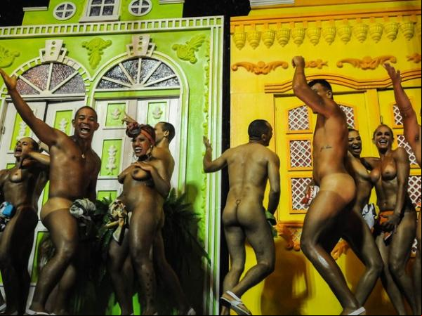 Homens e mulheres usavam apenas tapa-sexo no terceiro carro da escola de Padre Miguel.(Imagem:Alexandre Durão/G1)
