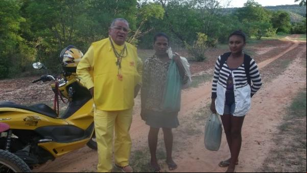 Famílias carentes do Riacho da Serra recebem doações do Projeto Amarelinho.(Imagem:FlorianoNews)