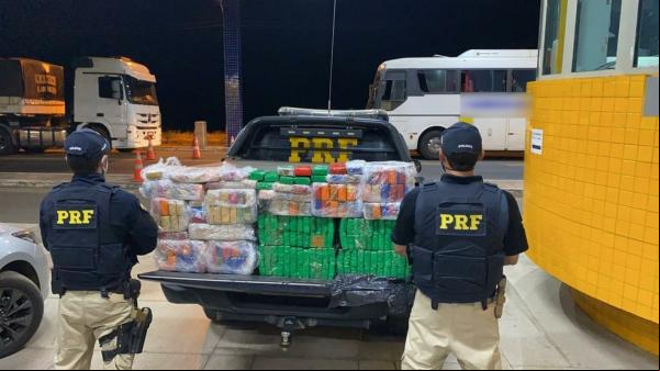 Droga estava escondida em um fundo falso próximo ao motor do ônibus.(Imagem:Divulgação/PRF)