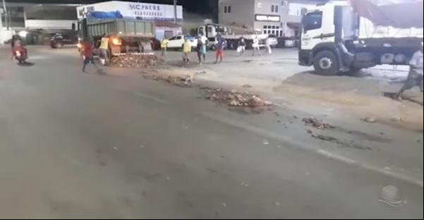 Galinhas ficam espalhadas na Avenida Calisto Lobo após caírem de caminhão em Floriano.(Imagem:Reprodução/Jornal da Tropical)