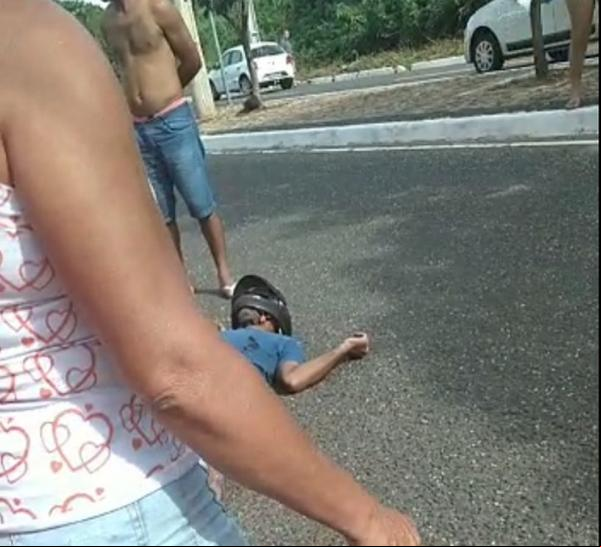 Dois suspeitos foram baleados durante uma tentativa de assalto na Avenida dos Ipês, Zona Leste de Teresina, na tarde deste sábado (2). A suspeita é que uma vítima teria reagido e a(Imagem:Reprodução)
