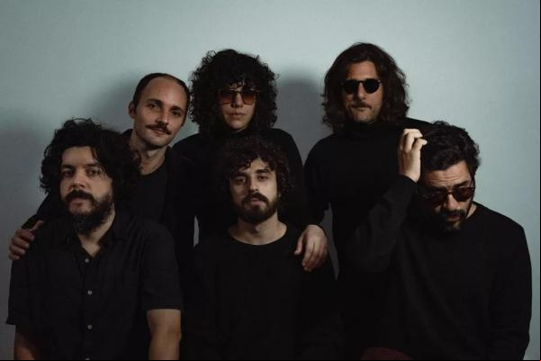 Eis, na ordem do álbum, Best kept secret, as nove músicas que compõem o repertório do disco que sucede o álbum Dreaming fully awake (2019) na discografia da banda Moons: 1. The w(Imagem:Reprodução)